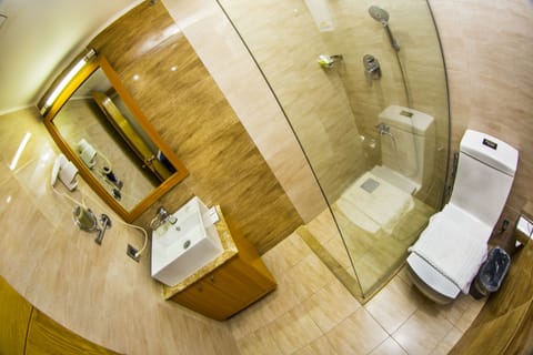 Junior Suite | Bathroom | Shower, free toiletries