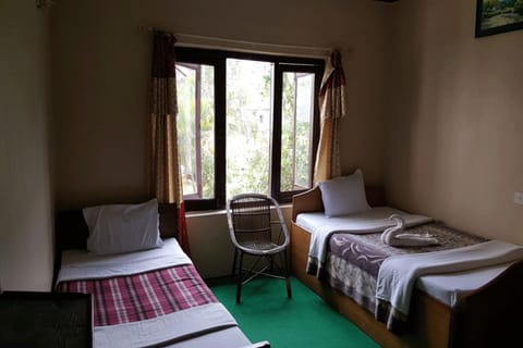 Standard Twin Room | Desk, free WiFi, bed sheets