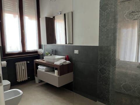 Camera doppia, bagno in camera,con il balcone | Desk, iron/ironing board, free WiFi, bed sheets