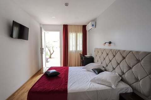 Standard Double Room, 1 Queen Bed | Individually decorated, blackout drapes, soundproofing, free WiFi