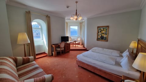 Superior Double Room, Lake View (Hauptgebäude) | Living area | Flat-screen TV