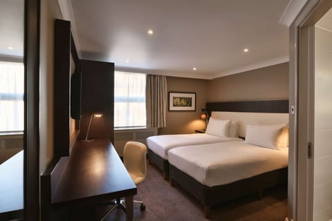 Deluxe Twin Room | In-room safe, desk, laptop workspace, blackout drapes