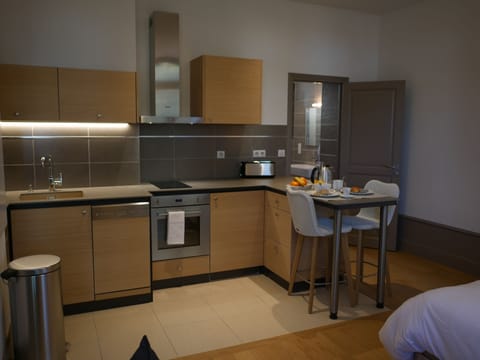 Studio (Tilleul Argenté) | Private kitchen | Fridge, microwave, oven, stovetop