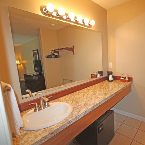 Standard Room, 1 King Bed | Bathroom | Hair dryer, towels