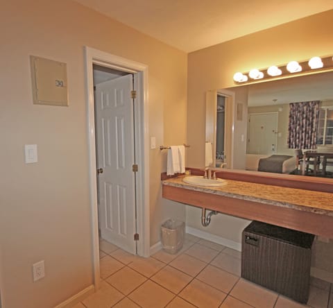 Standard Room, 1 Queen Bed | Bathroom | Hair dryer, towels