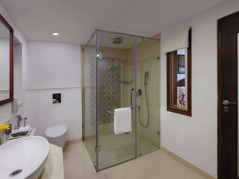 Executive Villa, 2 Twin Beds, Pool View | Bathroom | Shower, designer toiletries, hair dryer, bathrobes