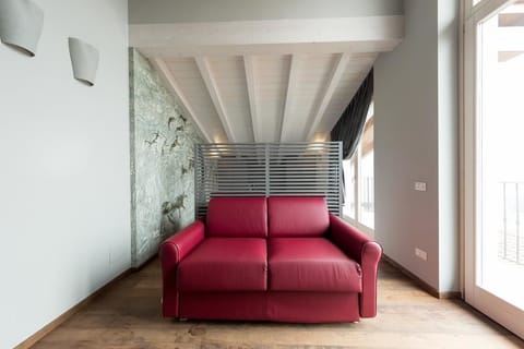 Suite (Camuni) | Living area | 25-inch flat-screen TV with satellite channels, TV