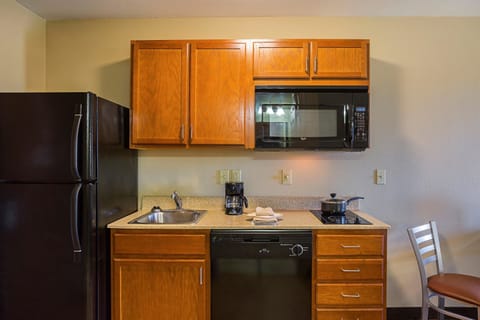 Full-size fridge, microwave, stovetop, dishwasher