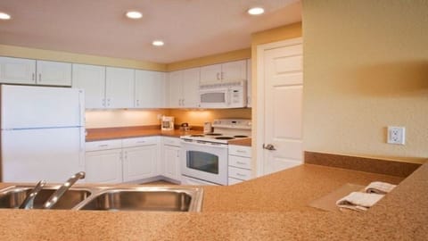 Family Villa, 2 Bedrooms, Bathtub, Resort View | Private kitchen | Microwave