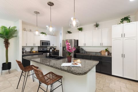 Fully stocked kitchen with new appliances and All-Clad cookware!