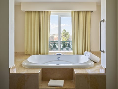 Junior Suite | Bathroom | Deep soaking tub, free toiletries, hair dryer, towels