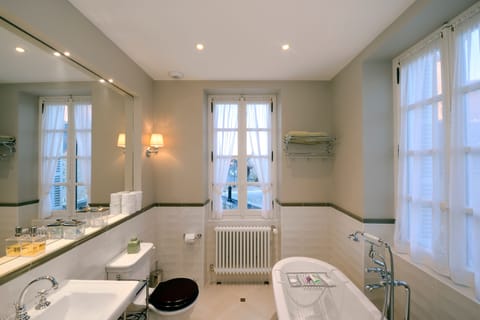 Deluxe Double Room, 1 Bedroom, Non Smoking, Private Bathroom (Pink) | Bathroom | Free toiletries, bathrobes, slippers, towels