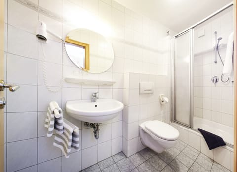 Single Room | Bathroom | Shower, hair dryer, towels