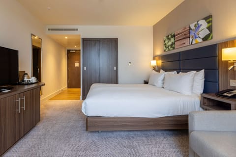 Deluxe Room, 1 King Bed (High Floor) | Premium bedding, in-room safe, desk, blackout drapes