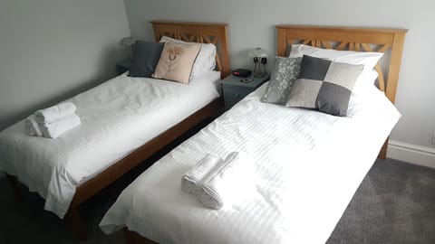 Twin Room Ensuite | Blackout drapes, iron/ironing board, free WiFi, bed sheets