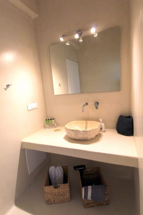 Superior Suite | Bathroom | Shower, free toiletries, hair dryer, bathrobes