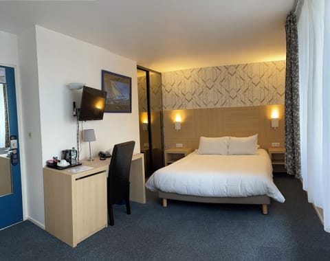 Superior Double Room | In-room safe, desk, laptop workspace, blackout drapes