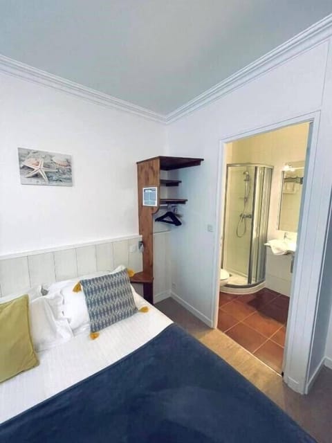 Classic Double Room | Bathroom | Free toiletries, hair dryer, towels