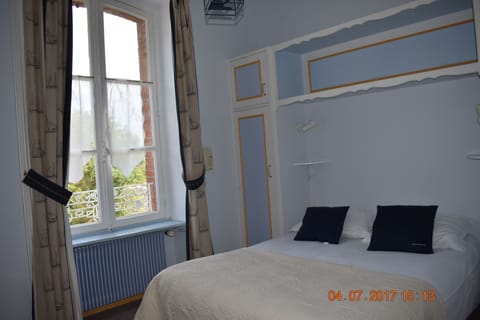 Double Room, Garden View | Iron/ironing board, free cribs/infant beds, free WiFi, bed sheets