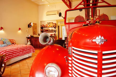 Exclusive Suite, Jetted Tub (Fire Engine) | Individually decorated, individually furnished, blackout drapes