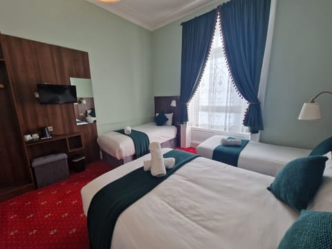 Classic Quadruple Room | Iron/ironing board, free WiFi, bed sheets