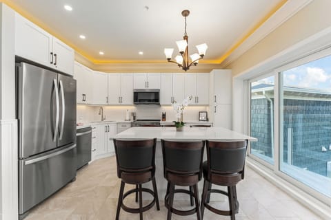 Microwave, coffee/tea maker, electric kettle, toaster