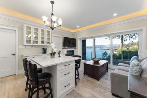 Comfort Suite, 1 Bedroom, Bay View | Living area | Flat-screen TV, fireplace