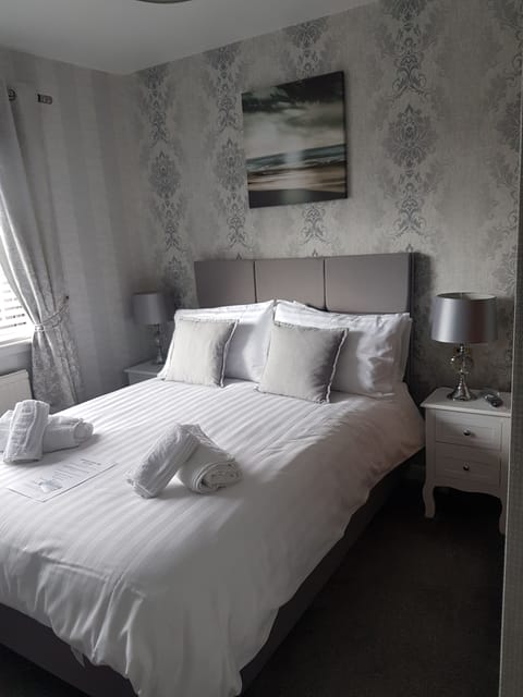 Double Room, Ensuite (Bedroom 1) | Iron/ironing board, free WiFi, bed sheets