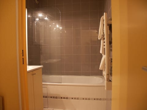 Apartment (T2) | Bathroom | Bathtub, deep soaking tub, free toiletries, towels