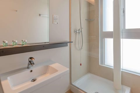 Triple Room, Non Smoking | Bathroom | Shower, hair dryer, bidet, towels