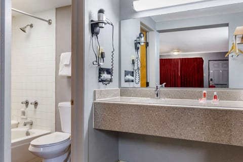 Standard Room, 1 King Bed, Non Smoking | Bathroom | Combined shower/tub, free toiletries, towels