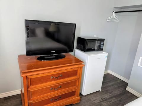 Basic Single Room, 1 Queen Bed | Desk, iron/ironing board, free WiFi, bed sheets