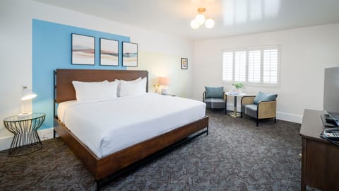 Deluxe Room, 1 King Bed | In-room safe, desk, blackout drapes, iron/ironing board