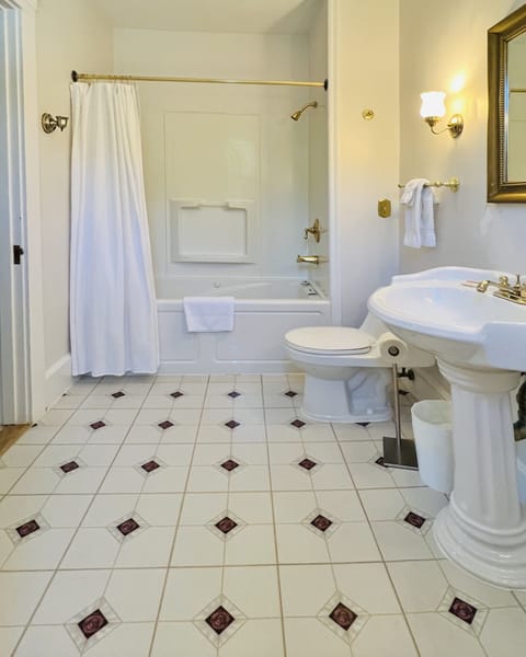 Room (Queen Room) | Bathroom | Rainfall showerhead, hair dryer, bathrobes, slippers