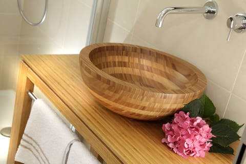 Exclusive Double Room, Balcony | Bathroom | Shower, hair dryer, bidet, towels