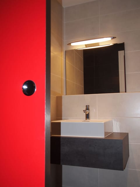 Comfort Double Room | Bathroom | Shower, free toiletries, hair dryer, towels