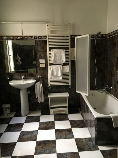 Economy Double or Twin Room, Ensuite | Bathroom | Combined shower/tub, deep soaking tub, free toiletries, hair dryer