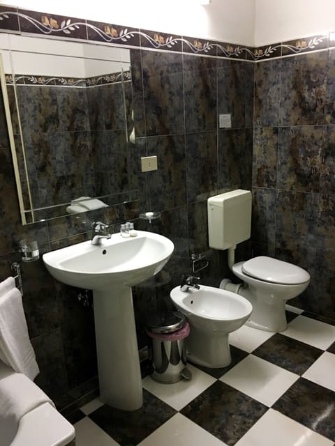 Combined shower/tub, deep soaking tub, free toiletries, hair dryer