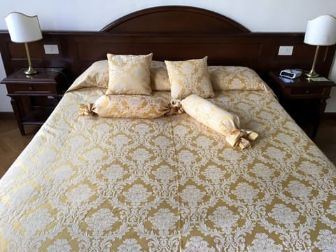 Romantic Suite, Ensuite, City View | Select Comfort beds, minibar, individually furnished, desk