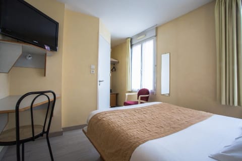 Double Room | Pillowtop beds, desk, soundproofing, iron/ironing board