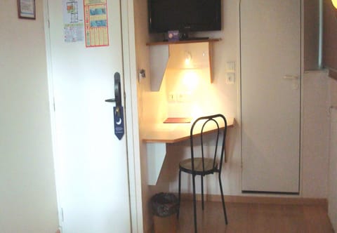 Twin Room | Pillowtop beds, desk, soundproofing, iron/ironing board