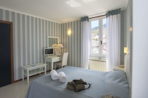 Deluxe Room, 1 Bedroom, Balcony | Frette Italian sheets, premium bedding, in-room safe, desk