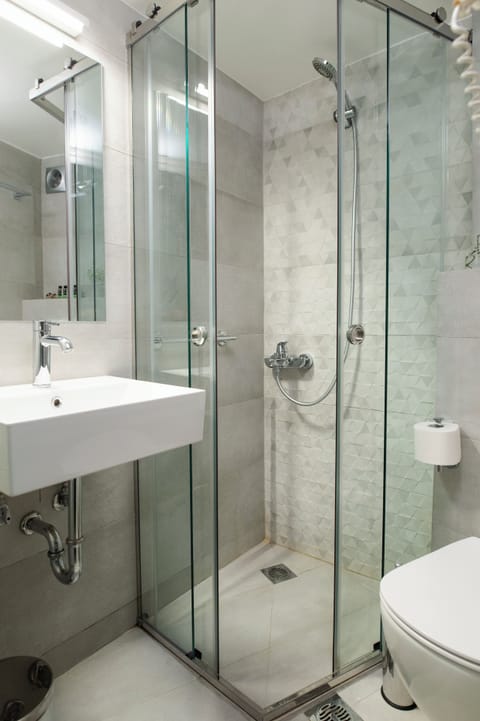 Single Room | Bathroom | Shower, free toiletries, hair dryer, towels