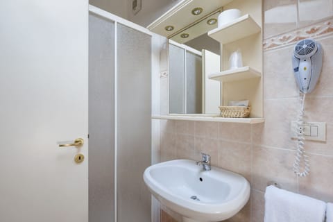 Standard Double Room | Bathroom | Free toiletries, hair dryer, towels