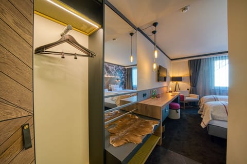 Executive Double Room, 1 King Bed | Living area | 43-inch flat-screen TV with satellite channels, TV
