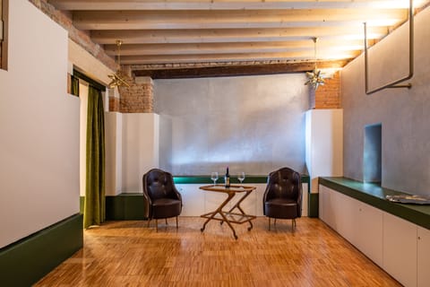 Apartment on the Grand Canal | Down comforters, minibar, in-room safe, desk