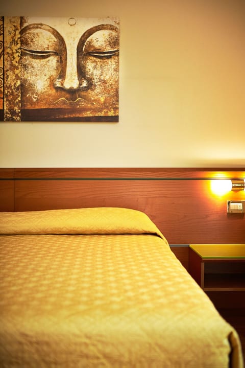 Hypo-allergenic bedding, minibar, in-room safe, desk