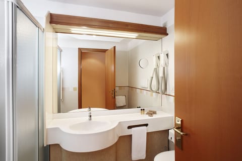 Combined shower/tub, deep soaking tub, rainfall showerhead