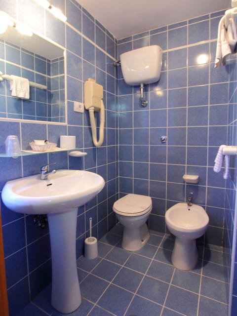 Single Room | Bathroom | Shower, rainfall showerhead, free toiletries, hair dryer