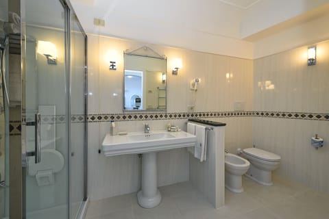 Deluxe Suite, Balcony, Sea View | Bathroom | Free toiletries, hair dryer, slippers, bidet